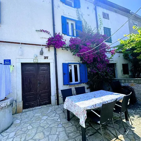 Family&friends Lovely House In Apartment
